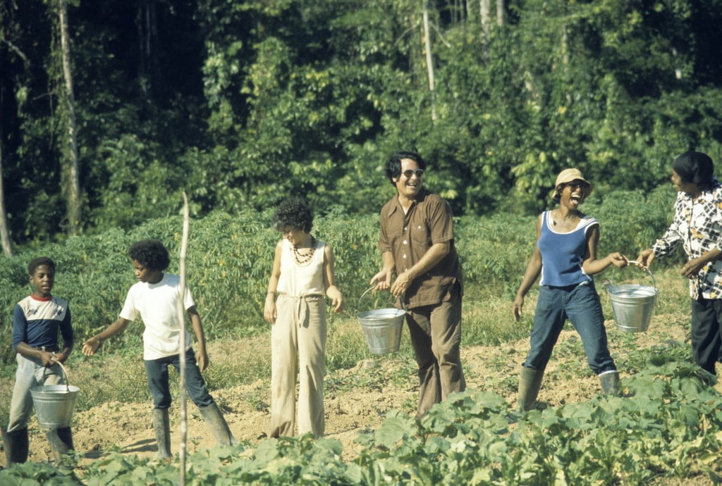 Jim Jones z kilkoma osobami na plantacji