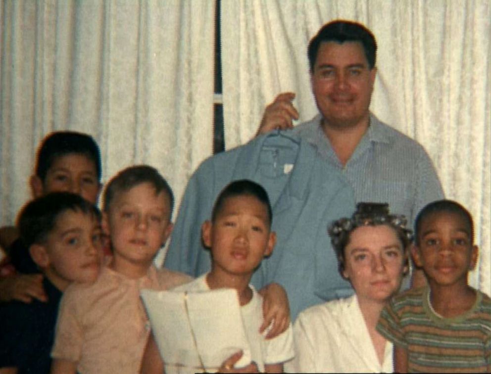 Jim Jones z jego adoptowanymi dziećmi